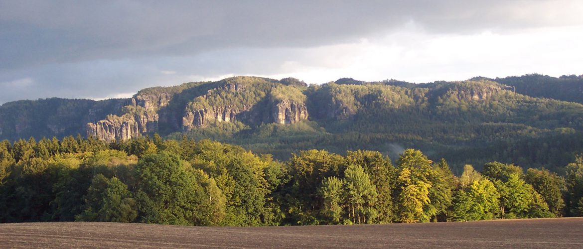 Blick von Mittelndorf in die Affensteine.