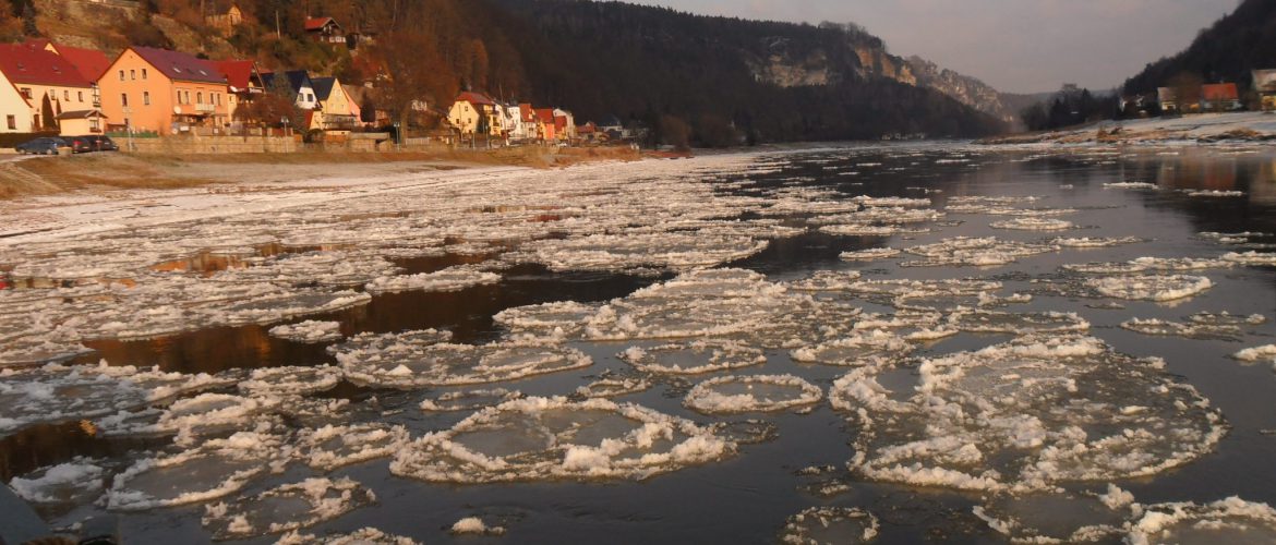 Eisschollen auf der Elbe bei Stadt Wehlen.